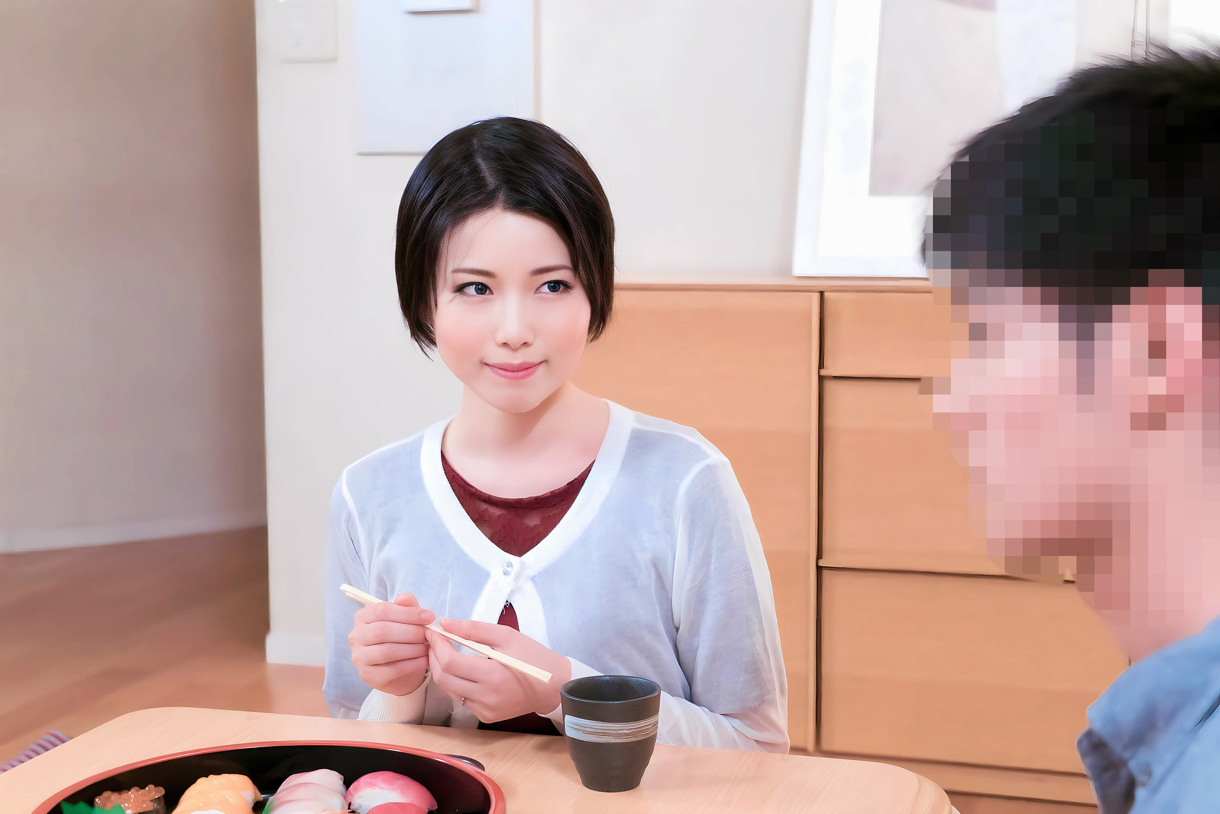 HEZ-635 コタツの中で近親○姦 義母に襲いかかる息子!夫の横での異常事態に激濡れで中出しされてしまった若妻12名 - Image 3